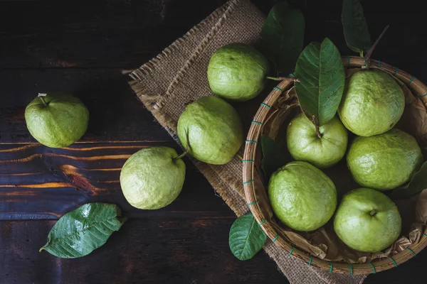 Grüne vietnamesische Guaven — Stockfoto