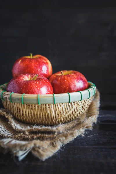 Ferske, røde epler – stockfoto