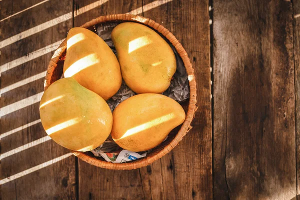 Mangos frescos y amarillos — Foto de Stock