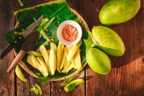 Mangos frescos y verdes — Foto de Stock