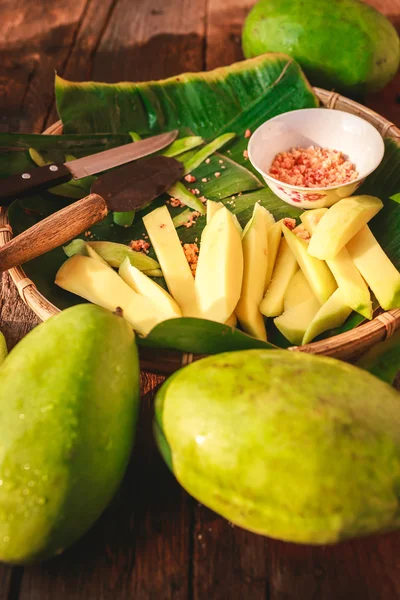 Свіжі, зелені манго — стокове фото