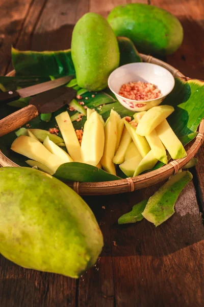 Mangos frescos y verdes —  Fotos de Stock