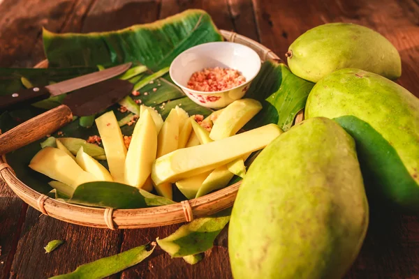 Mangos frescos y verdes —  Fotos de Stock