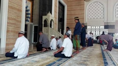 Endonezya, Makassar, 22 Ekim 2024. İnsanlar camide Sunnah namazı kılıyor.
