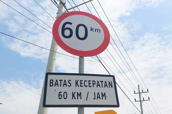Azami hızı 60 km / saat olarak belirten bir hız sınırı işareti