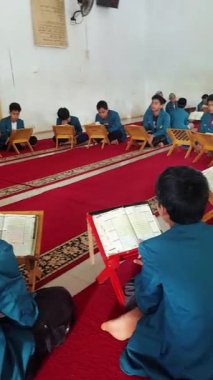 Makassar, Endonezya, 28 Kasım 2025, Öğrenciler Kur 'an okuyorlar.