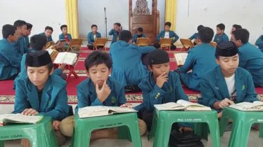 Makassar, Endonezya, 28 Kasım 2025, Öğrenciler Kur 'an okuyorlar.