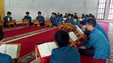 Makassar, Endonezya, 28 Kasım 2025, Öğrenciler Kur 'an okuyorlar.