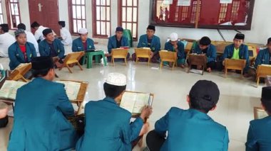 Makassar, Endonezya, 28 Kasım 2025, Öğrenciler Kur 'an okuyorlar.