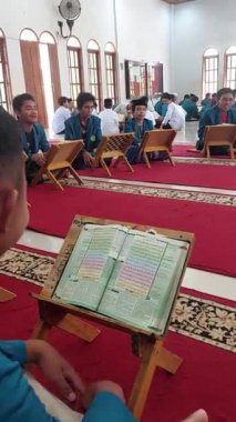 Makassar, Endonezya, 28 Kasım 2025, Öğrenciler Kur 'an okuyorlar.