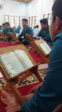 Makassar, Endonezya, 28 Kasım 2025, Öğrenciler Kur 'an okuyorlar.