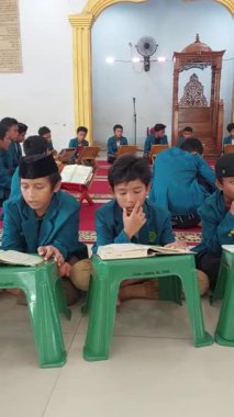 Makassar, Endonezya, 28 Kasım 2025, Öğrenciler Kur 'an okuyorlar.