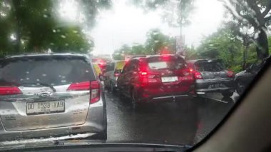 Makassar, Endonezya, 05 Mayıs 2025, yağmurda arabada trafik sıkışıklığı görüldü