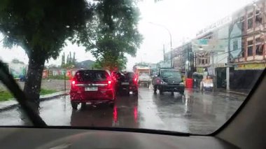 Makassar, Endonezya, 05 Mayıs 2025, yağmurda arabada trafik sıkışıklığı görüldü