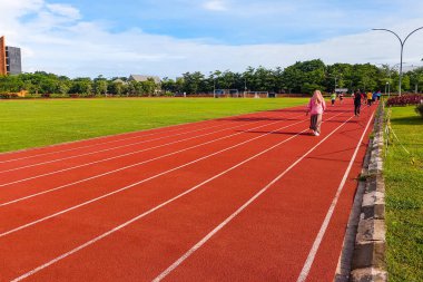 Mavi gökyüzü ve bulutların üzerinde Koşan İnsanlar