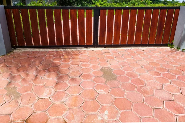 Beton zemin ve Çit güneş ışığına maruz kaldı