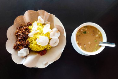 Masadaki Sarı Pirinç ve Koto