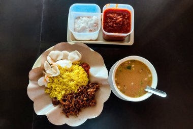 Sarı Pirinç, Koto, Sambal ve Masadaki Tuz