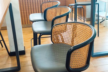 Şık sandalyeler ahşaptan ve rattan yapılma.