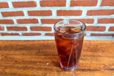 Masadaki Bardakta Soğuk Çay