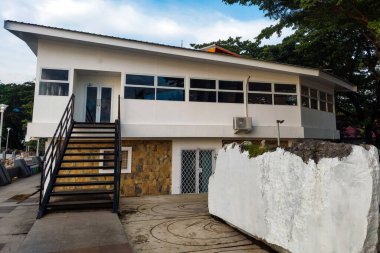 Beyaz Bina ve Siyah Demir Merdivenler