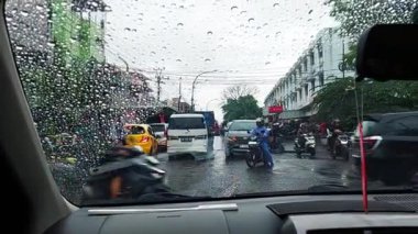 Yağmur sırasında trafik sıkışıklığı kavşağında arabanın içinden görülmüş.