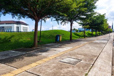 Yaya kaldırımları ve yeşil parklar