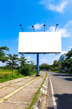 Yolun kenarındaki Beyaz Ekran Billboard 'u