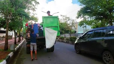 Gowa, Endonezya, 31 Aralık 2025, Çöp Kamyonu Çöp Memuru