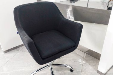 Siyah şezlong içeride.