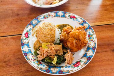 Kızarmış Padang Ayang pilavı ve Piriang yemeye hazır.