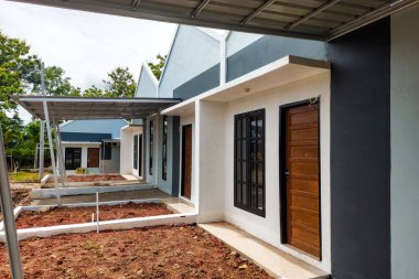 Hâlâ inşaat halinde olan arka arkaya kalıcı evler.