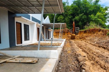 Hala inşaat ve kazı aşamasında olan arka arkaya kalıcı evler