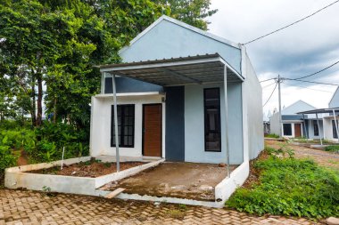 Yeni yapılmış kalıcı bir ev.