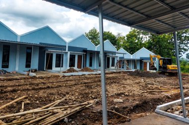 Makassar, Endonezya, 12 Ocak 2025, bir kazıcı evin önündeki yolu tamir ederken görüldü..