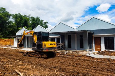 Makassar, Endonezya, 12 Ocak 2025, bir kazıcı evin önündeki yolu tamir ederken görüldü..