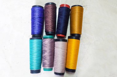 Beyaz zeminde renkli iplikler