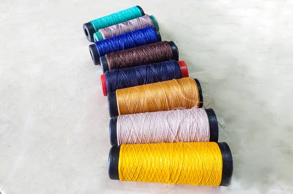 Beyaz zeminde renkli iplikler