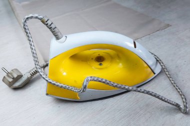 Masada beyaz ve sarı demir var.