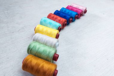 Beyaz Masa Üzerinde Renkli İplikler Düzenlendi