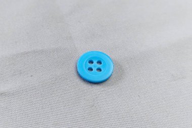 Kumaş dokusunda kot renkli bir düğme