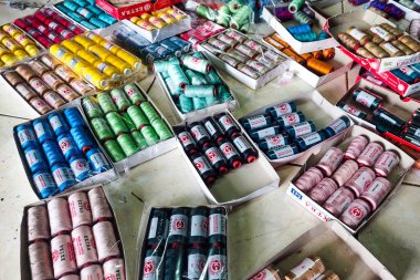 Makassar, Endonezya, 23 Ocak 2025, Yerdeki renkli iplikler hala ambalajda