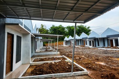 Hâlâ inşaat halinde olan arka arkaya kalıcı evler.