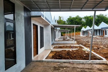 Hâlâ inşaat halinde olan arka arkaya kalıcı evler.