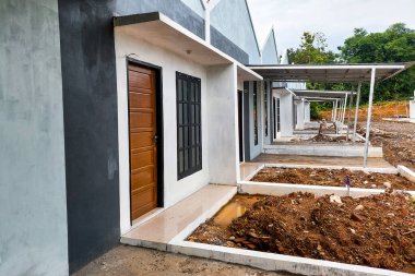 Hâlâ inşaat halinde olan arka arkaya kalıcı evler.