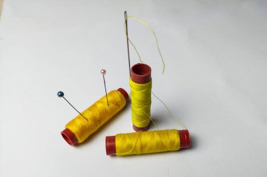 Güvenlik iğneleri ve iğneleri beyaz arka planda sıkıştı.