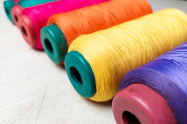 Beyaz arkaplandaki renkli başlıkları kapat