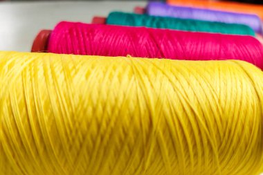 Beyaz arkaplandaki renkli başlıkları kapat