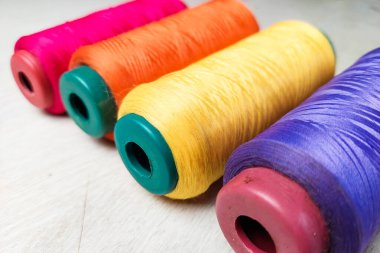 Beyaz arkaplandaki renkli başlıkları kapat