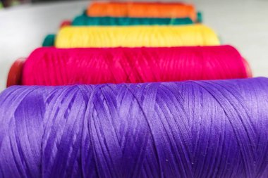 Beyaz arkaplandaki renkli başlıkları kapat